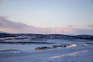 Panoramischer Bergblick in Kiruna, Schwedisch-Lappland. Tundralandschaft mit dramatischem Januarhimmel.