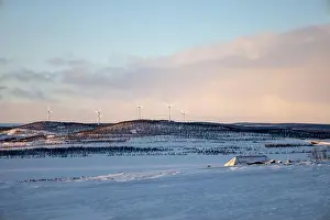 Panoramischer Bergblick in Kiruna, Schwedisch-Lappland. Tundralandschaft mit dramatischem Januarhimmel.