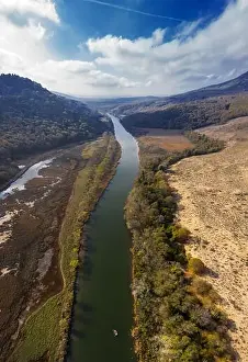Panoramische Aussicht auf einen schönen Fluss, der zum Strändchen führt und sich im Bergland von Strandja befindet. Der Fluss Ropotamo ist ein wunderschöner Ort mit einer atemberaubenden Landschaft