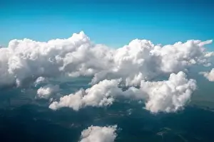 Ein Panoramablick vom oberen Gipfel des Himmels unter blauem Himmel und überall Wolken am Tag