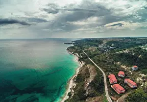 Panoramische Aussicht über Golfplätze neben den Meeresklippen mit Luftdrone-Fernseheranschau