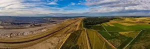 Panoramische Aussicht über die Oberflächenmine von Hambach und das Waldgebiet von Hambach in Deutschland durch Drohnenfotografie