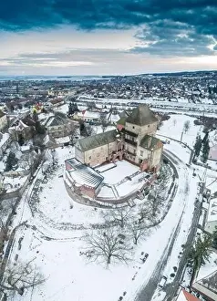 Atmosphärische Aussicht auf Simontornya im Winter