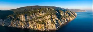 Blick aus dem Panorama über steile Felsklippen entlang der Küste