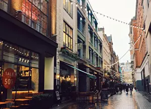 Moderne Kunst Drucke: Menschen einkaufen unter den Fadenleuchten an einem regnerischen Tag auf Kingly Street in Soho