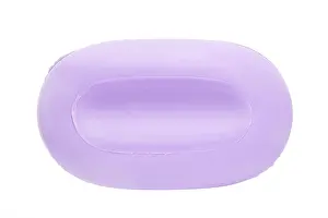 Ein Stück Lavendel-Solid-Shampoo isoliert auf weißem Hintergrund.