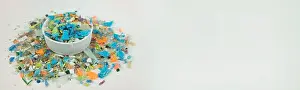 Bilder Datiert 6. März 2024: Ein Haufen Mikroplastik in einem Plastikflaschenverschluss