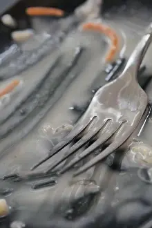 Leeres Teller nach dem Essen auf dem Tisch.