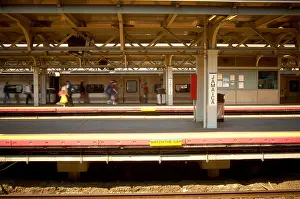 Plattform und Zug auf einem Bahnhof.