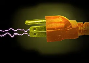 Gerahmter Druck : Steckdose. Ein Stecker für Wechselstrom emittiert Funken