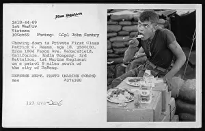 Privatwachtmeister Patrick C. Reams aus Bakersfield, Kalifornien, wird in dieser Fotografie gesehen beim Essen während seiner Patrouille mit der Indische Kompanie