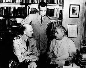 Professor Albert Einstein mit Kapitän George E Sage und Kommandant Francis L Douthitt an der Princeton-Universität
