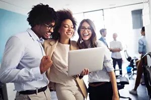 Entwickler zusammenarbeitend bei IT-Firma Apps entwickelnd.
