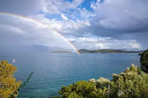 Regenbogen über Meer