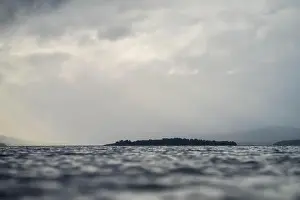 Strahlen durch Wolken über das Wasser