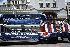 Repräsentanten der General Dynamics Corp. fahren auf einem Anhänger mit einer BGM-109 Tomahawk-Kreuzer-Marschflugkörper während des "San Diego Salutiert den Truppen"-Parades, um alle Veteranen zu ehren, wobei besondere Anerkennung an Einheiten gegeben wird, die an Operation Desert Shield und Operation Desert Storm teilgenommen haben.