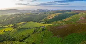 Rollen landwirtschaftliche Felder im wärmen Sonnenuntergangslicht. Panoramasche Luftaufnahme über Shropshire in Großbritannien
