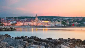Stadt von Krk Kroatien. Panoramablick auf die StadtKrakau in der kroatischen InselkrK mit dem Dom zu Sonnenaufgang im Sommer