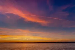 Der untergehende Sonne beleuchtet die Wolkenüberdeckung über dem Severn Estuary.