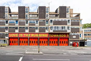 Die Zeichen über der Shoreditch Feuerwache auf der alten Straße in London, UK Liebe ist das Laufen nach vorne