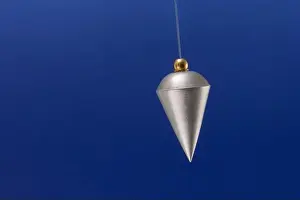Ein silbernes Pendel schwingt von Seite zu Seite