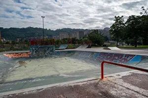 Drucke von Ein Skatepark in Bilbao, Provinz Biskaya, Spanien, mit viel buntem Graffiti. Es enthält Halbpipes, Handläufe, Funboxes, vertikale Ramps und Bankrampen Straßenkunst Graffiti Drucke: Ein Skatepark in Bilbao, Provinz Biscaya.
