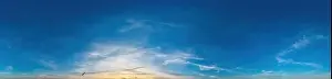 Panorama des Himmels mit Cirrostatuswolken im Seamless Sphärischer Equirektangulärformat als volles Zenith für Verwendung im 3D