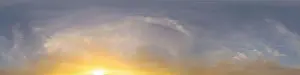 Himmelpanorama mit Cirrusschiffen im Seamless Sphärischer Equirektangularen Format
