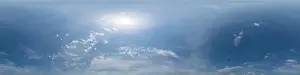 Panorama des Himmels mit Cirrusschiffen im Seamless-Sphärischer Equirektangularen Format