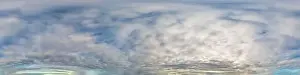 Himmelpanorama mit Stratosphärcirruswolken im Seamless sphärischen Equirektangentialformat mit voller Zenith für Verwendung in der 3D