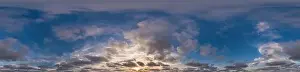 Himmelpanorama am Sonnenuntergang mit Stratosphärcirruswolken im Seamless Sphärenquadrantenformat als volles Zenith für Verwendung in