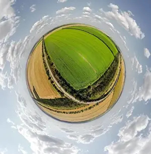 Kleiner Planet mit Blick auf eine Brücke