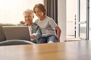 Sohn und sein Vater verbringen Zeit miteinander.