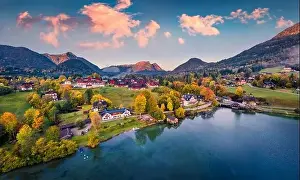 Sehr beeindruckende Herbstansicht aus einem fliegenden Drohne über den Grundlsee-See