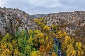 Ein Bach fließt im Aktowski Tal
