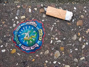 Drucke von Straßenkunst: Ein Gemälde auf einem weggeworfenen Kaugummiblatt in einer Stadtstraße Straßenkunst, in Form eines Miniaturgemäldes auf einem Stück weggeworfenen Kaugummis im Pflaster von Muswell Hill Straßenkunst Graffiti Drucke: Straßenkunst: Ein Gemälde auf einem ausgeschiedenen Kaugummiblatt in einer Stadtstraße.