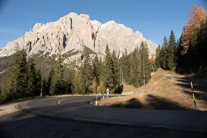 Der Streckenabschnitt der Straße und des Berges im Hintergrund