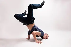 Performance-Kunst Drucke: Stilvoller Tänzer, der Breakdancefiguren ausführt.