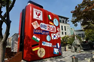 Bildhauerei Drucke: Koffer-Skulptur, Seoul, Südkorea