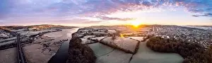 Sonnenuntergang über Feldern und Fluss Teign aus einem Drohne in Newton Abbot im Vereinigten Königreich