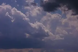 Sonnenuntergang und Himmel, orangefarbene und graue Wolken