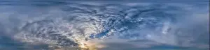 Sonnenuntergangs-Himmelpanorama mit Stratosphärcirruswolken im seamless Sphären-equirektangularen Format