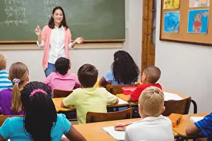 Die Lehrerin unterrichtet ihre Klasse aus Schülern