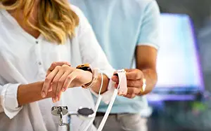 Technologie-Experten intelligente Geräte-Konzept. Glückliches Paar kauft neue Smartwatch in Technikladen.