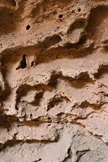 Die Textur von Sandstein in einer Höhle im Sonnenlicht.
