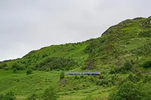 Ein Zug im schottischen Hochland