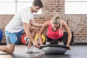 Trainingsleiter motiviert Kunden beim Aufwärmen.