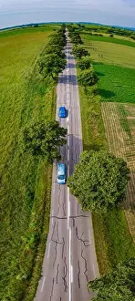 Vertikaler Panoramablick auf die Straße aus einem Drohnenflugzeug; nützlich für hohe Banner