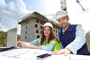 Blick auf Kollegen, die an einem Baustellen arbeiten.