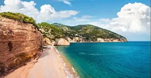 Blick aus einem Flugdrohne. Anziehendes Sommerbild der beliebten Touristenattraktion - Strand von Mattinatella Beach (Quelle der Rosen)